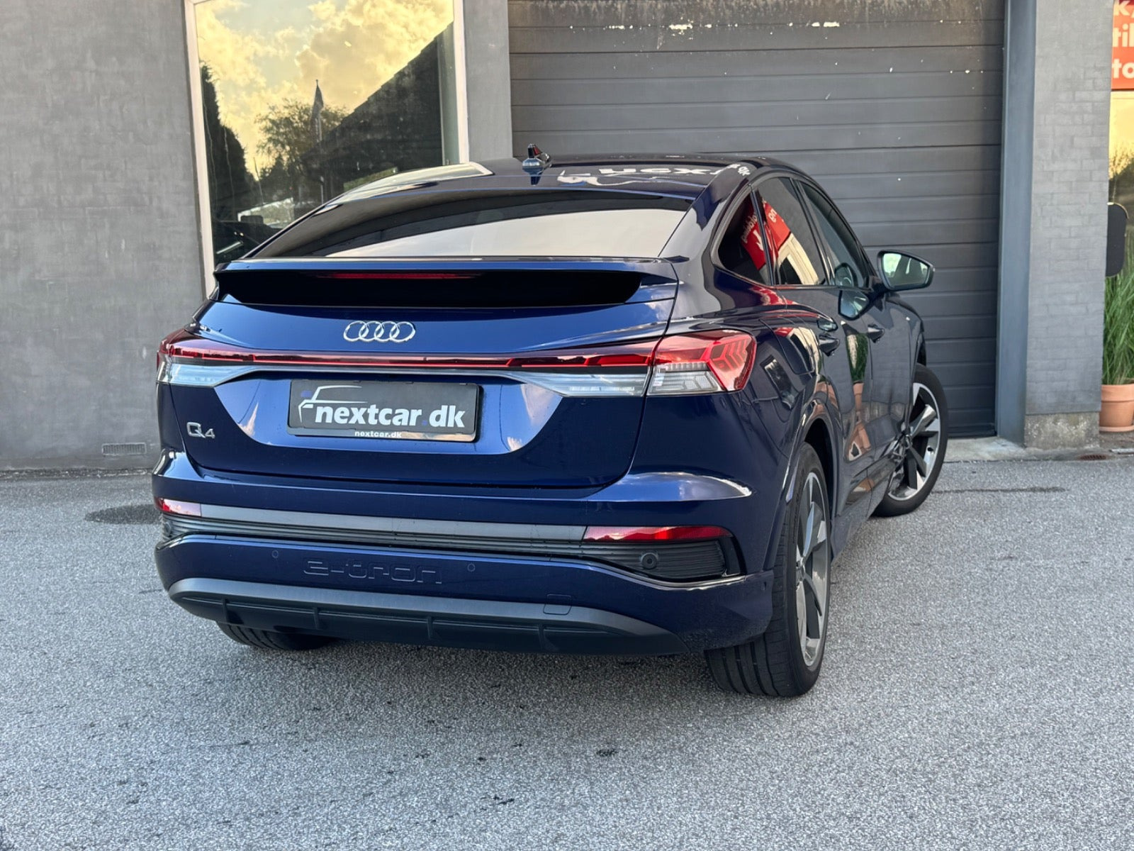 Blå Audi Q4 e-tron fra 2022