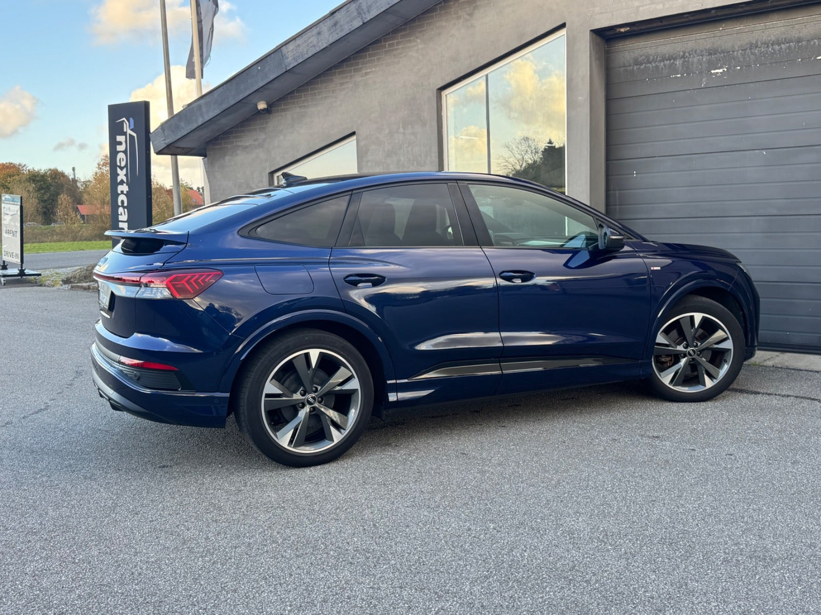 Blå Audi Q4 e-tron fra 2022