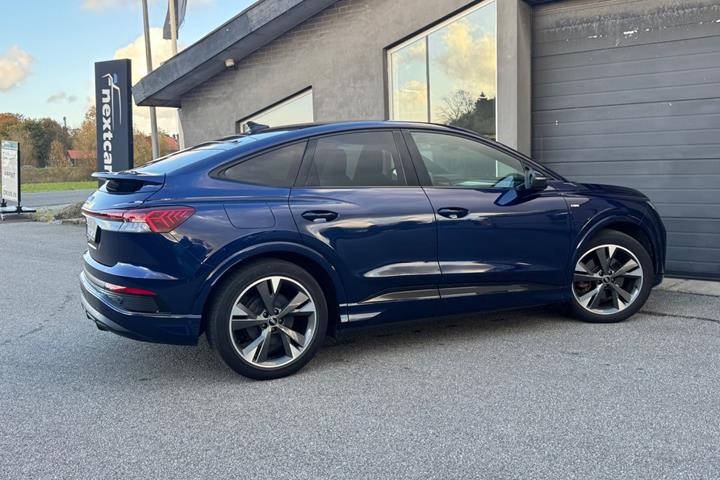 Blå Audi Q4 e-tron fra 2022