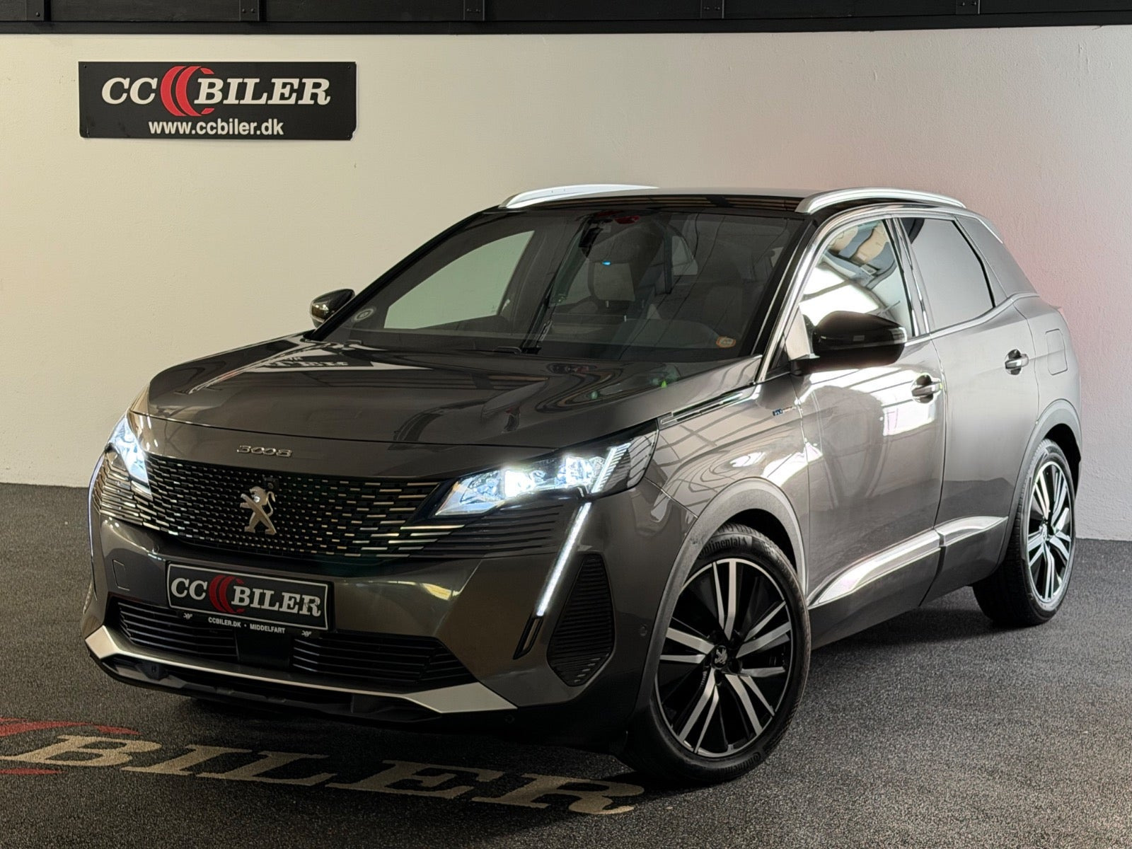 Grå Peugeot 3008 fra 2021