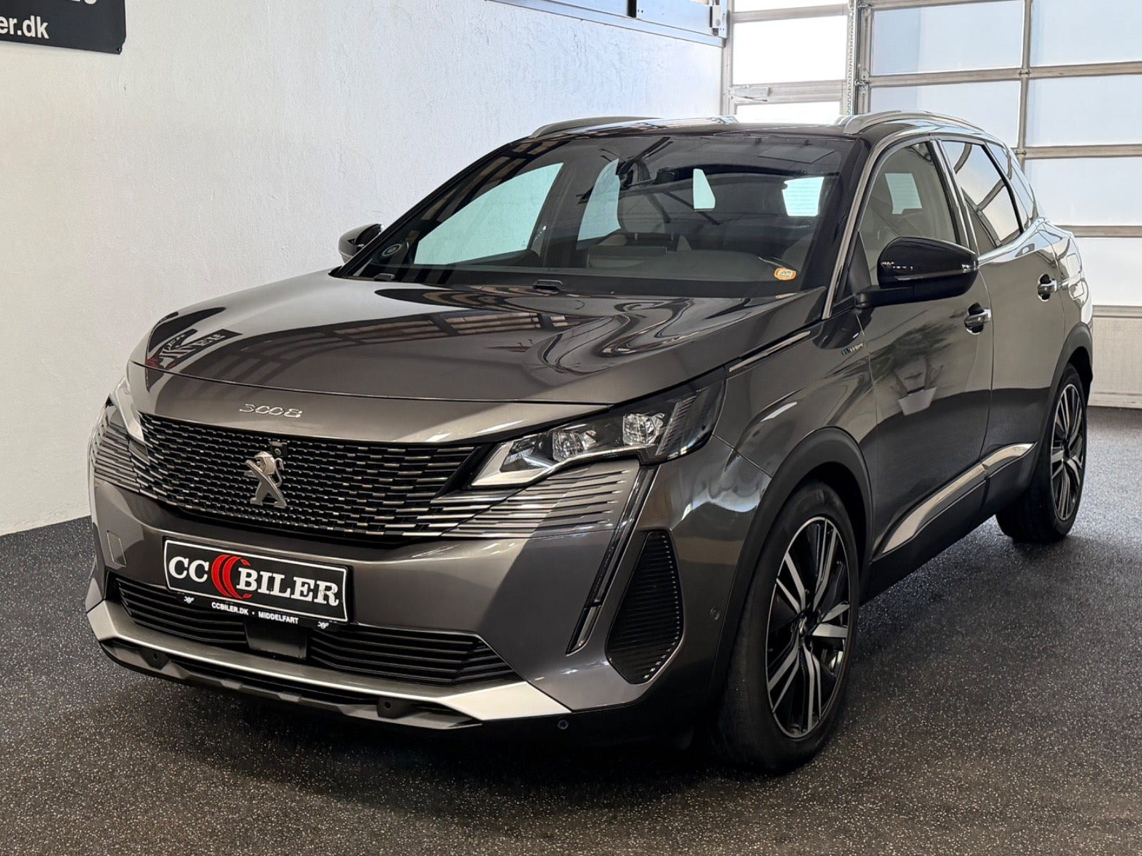 Grå Peugeot 3008 fra 2021