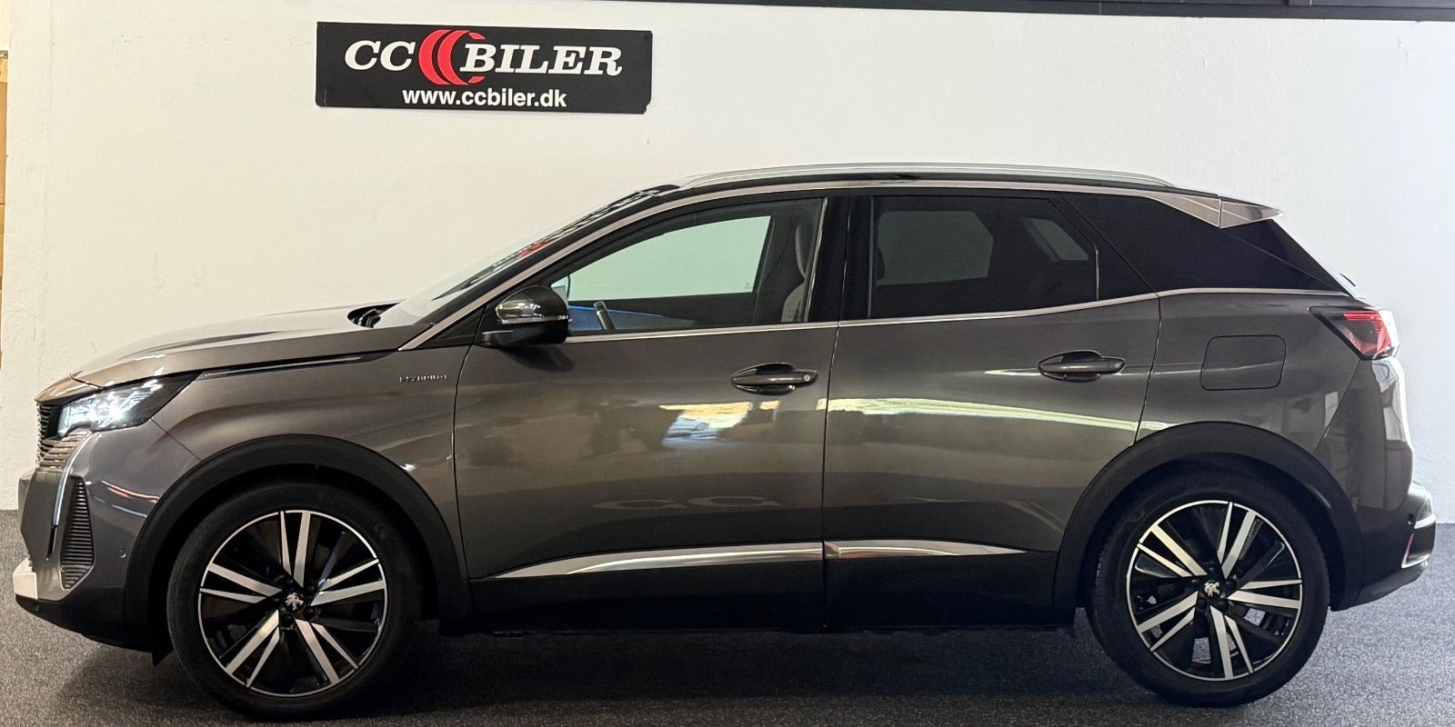 Grå Peugeot 3008 fra 2021