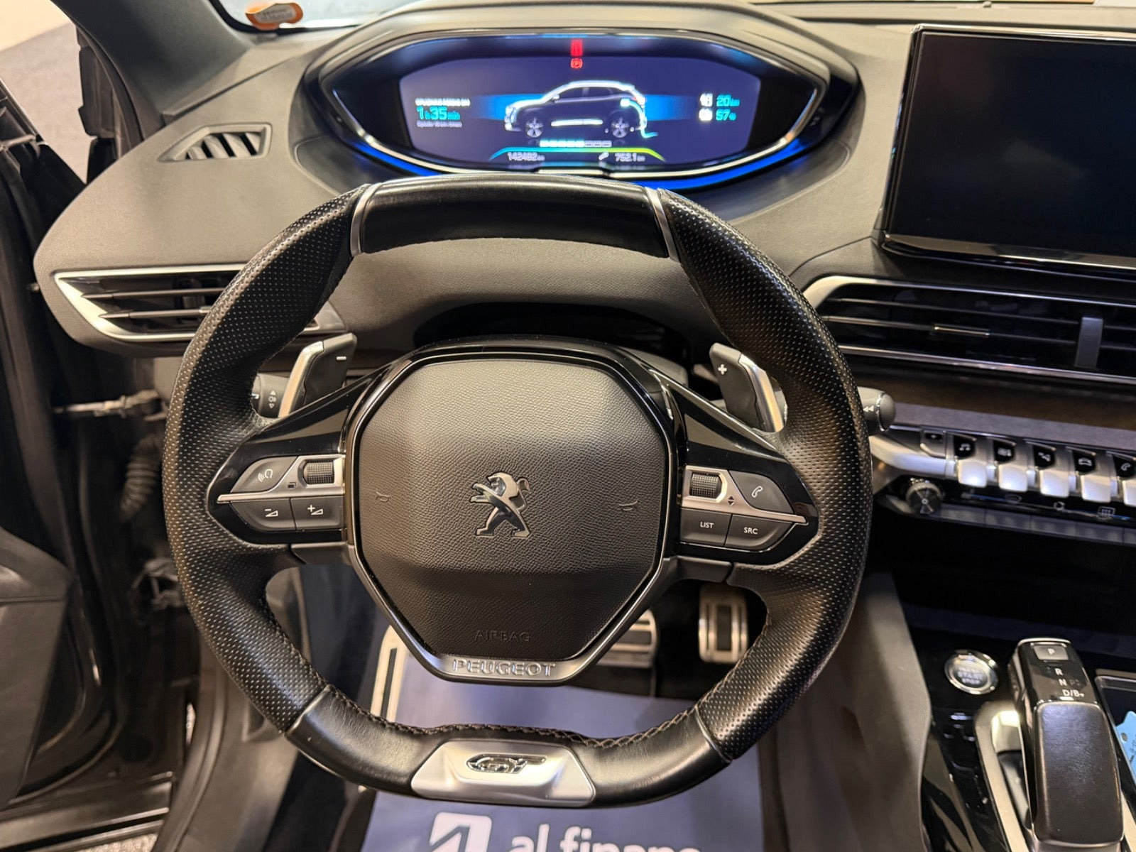 Grå Peugeot 3008 fra 2021
