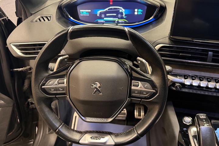 Grå Peugeot 3008 fra 2021