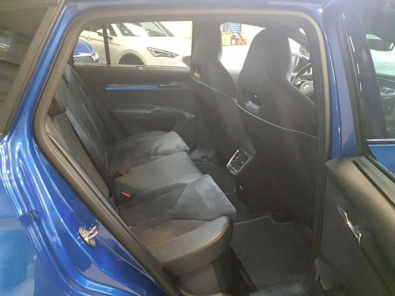 Blå Skoda Enyaq fra 2023