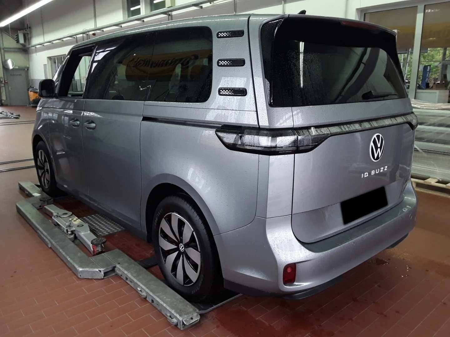 Sølv VW ID.Buzz fra 2025