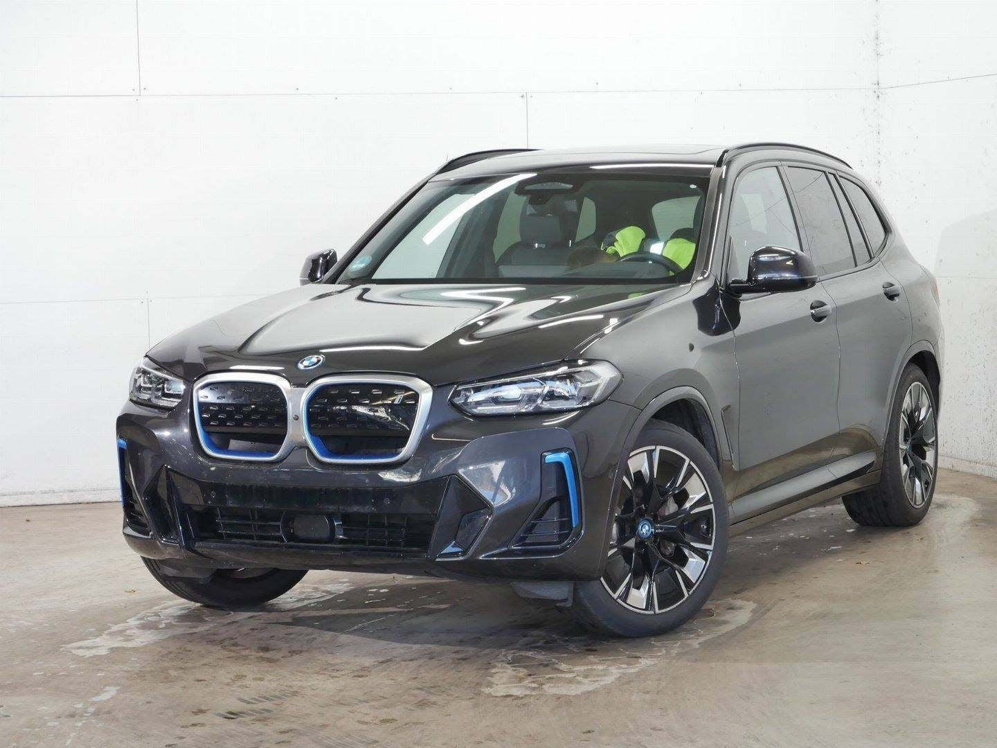 Grå BMW iX3 fra 2023