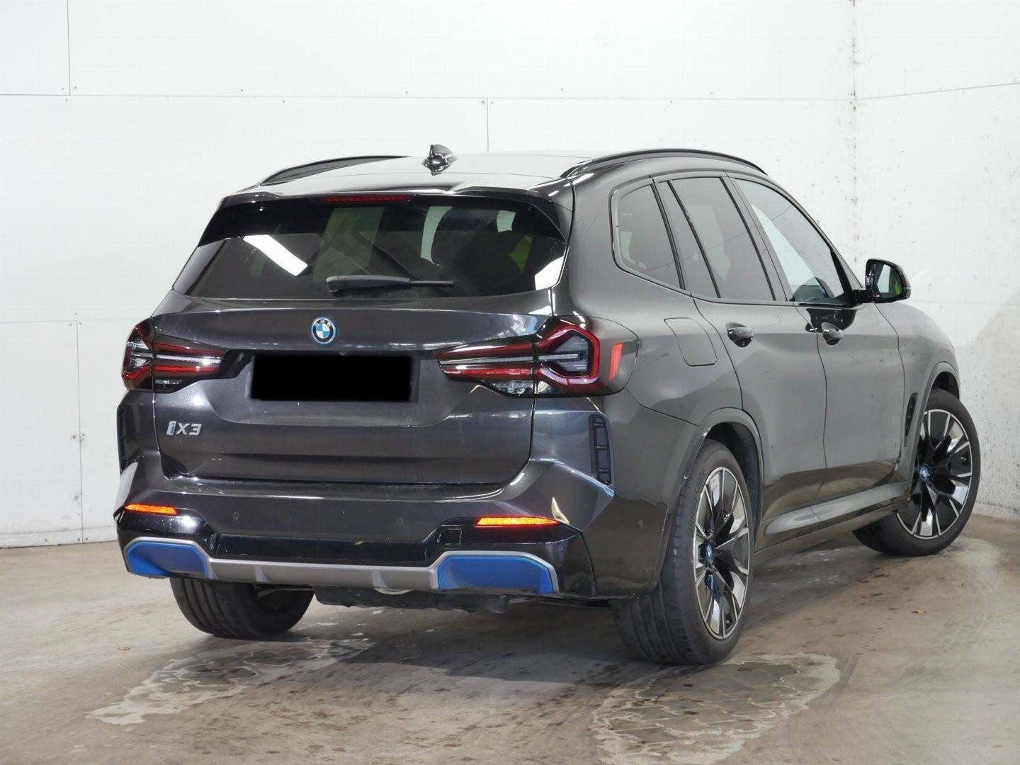 Grå BMW iX3 fra 2023