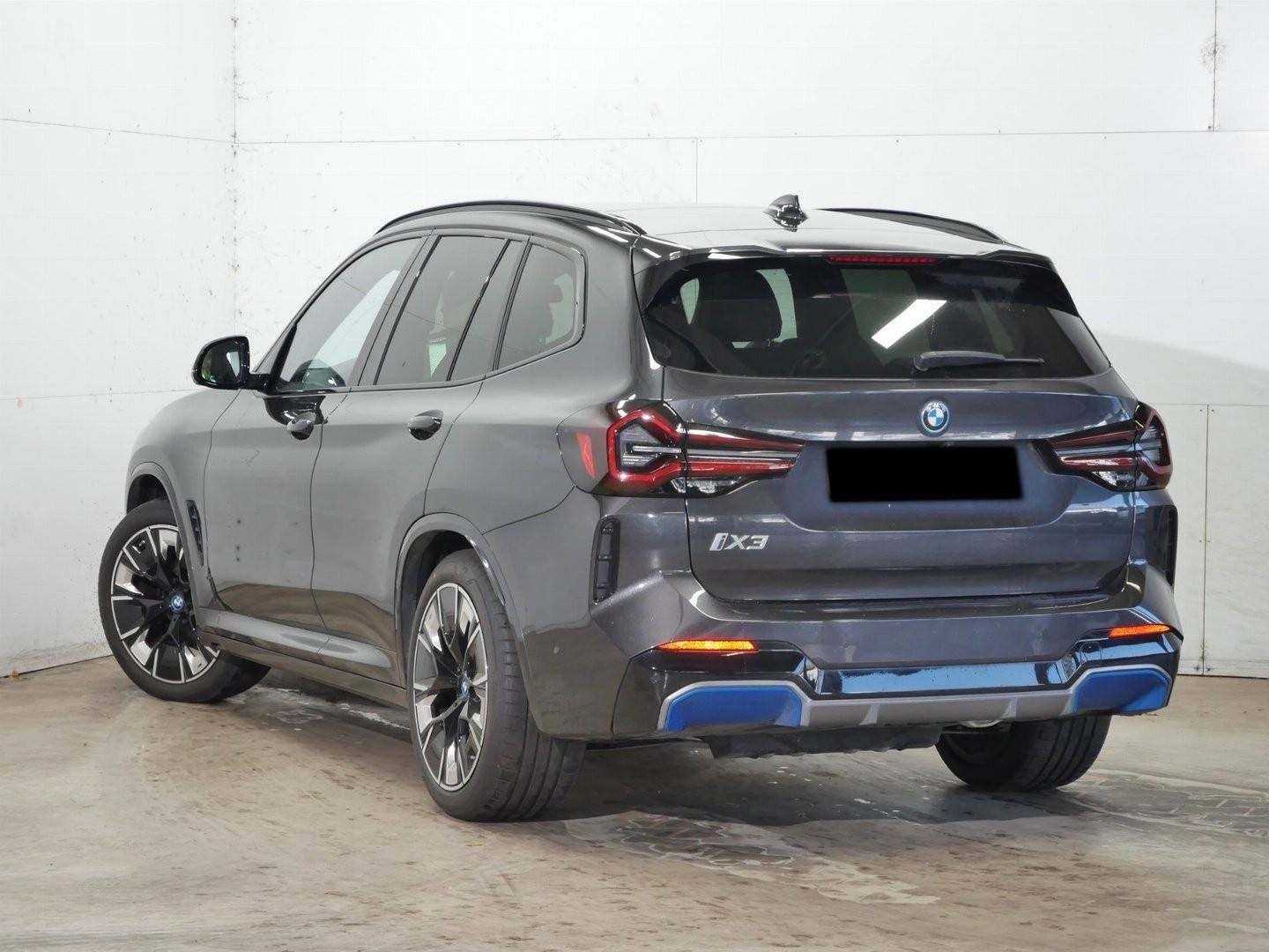 Grå BMW iX3 fra 2023