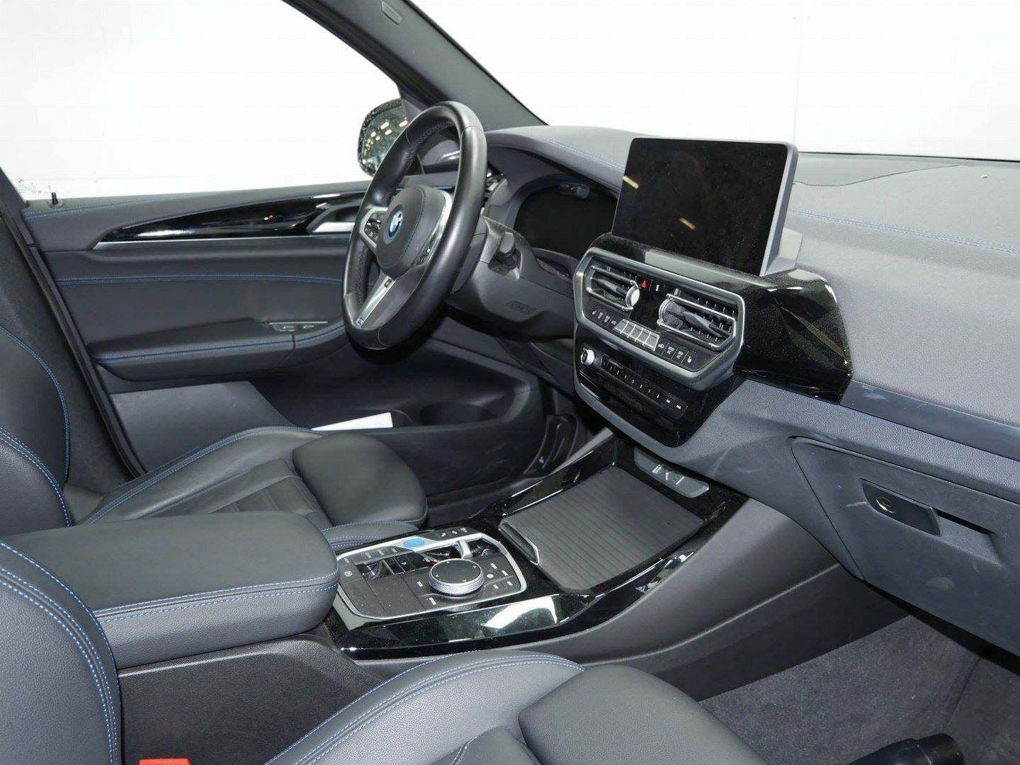Grå BMW iX3 fra 2023