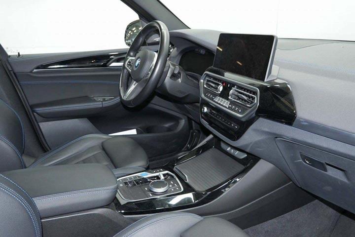 Grå BMW iX3 fra 2023