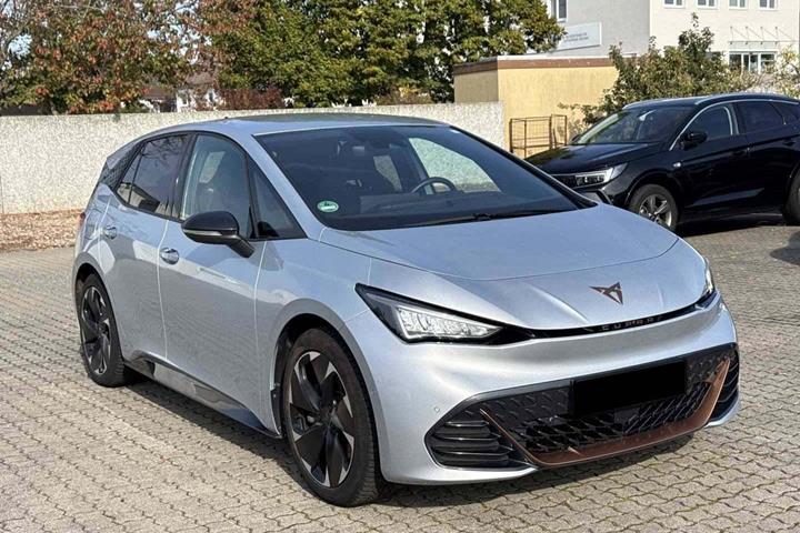 Sølv Cupra Born fra 2023