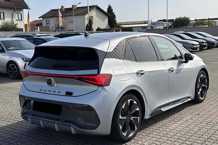Sølv Cupra Born fra 2023