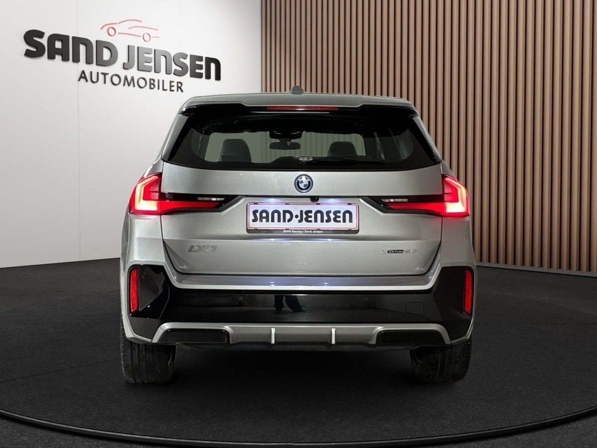 Grå BMW iX1 fra 2024
