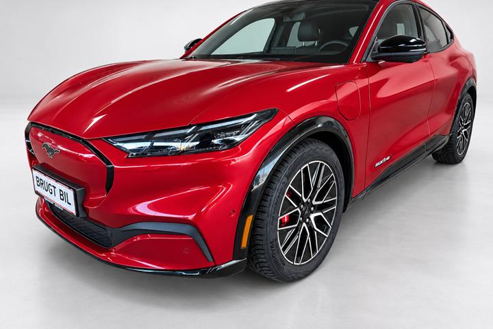 Rød Ford Mustang Mach-E fra 2024