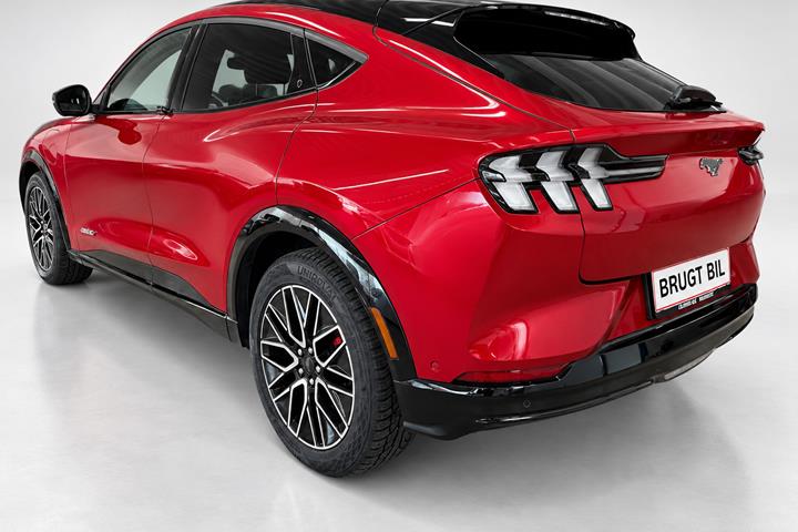 Rød Ford Mustang Mach-E fra 2024
