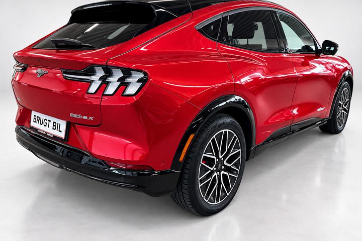 Rød Ford Mustang Mach-E fra 2024