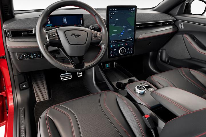 Rød Ford Mustang Mach-E fra 2024