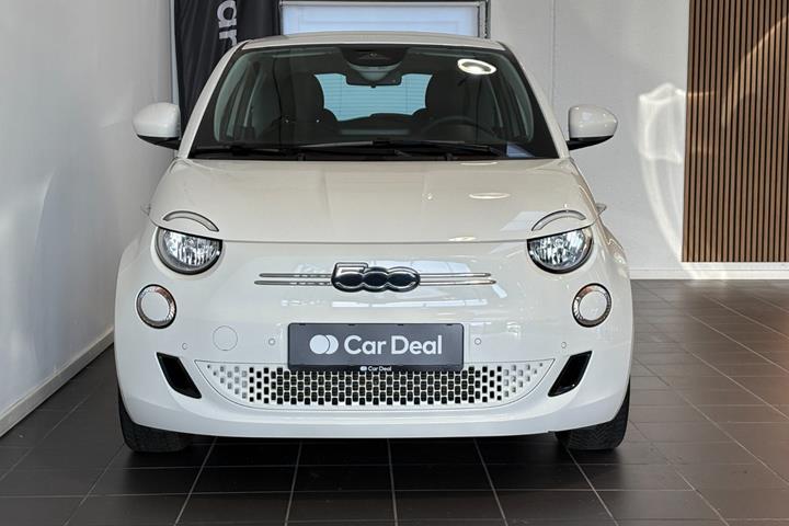 Hvid Fiat 500e fra 2024