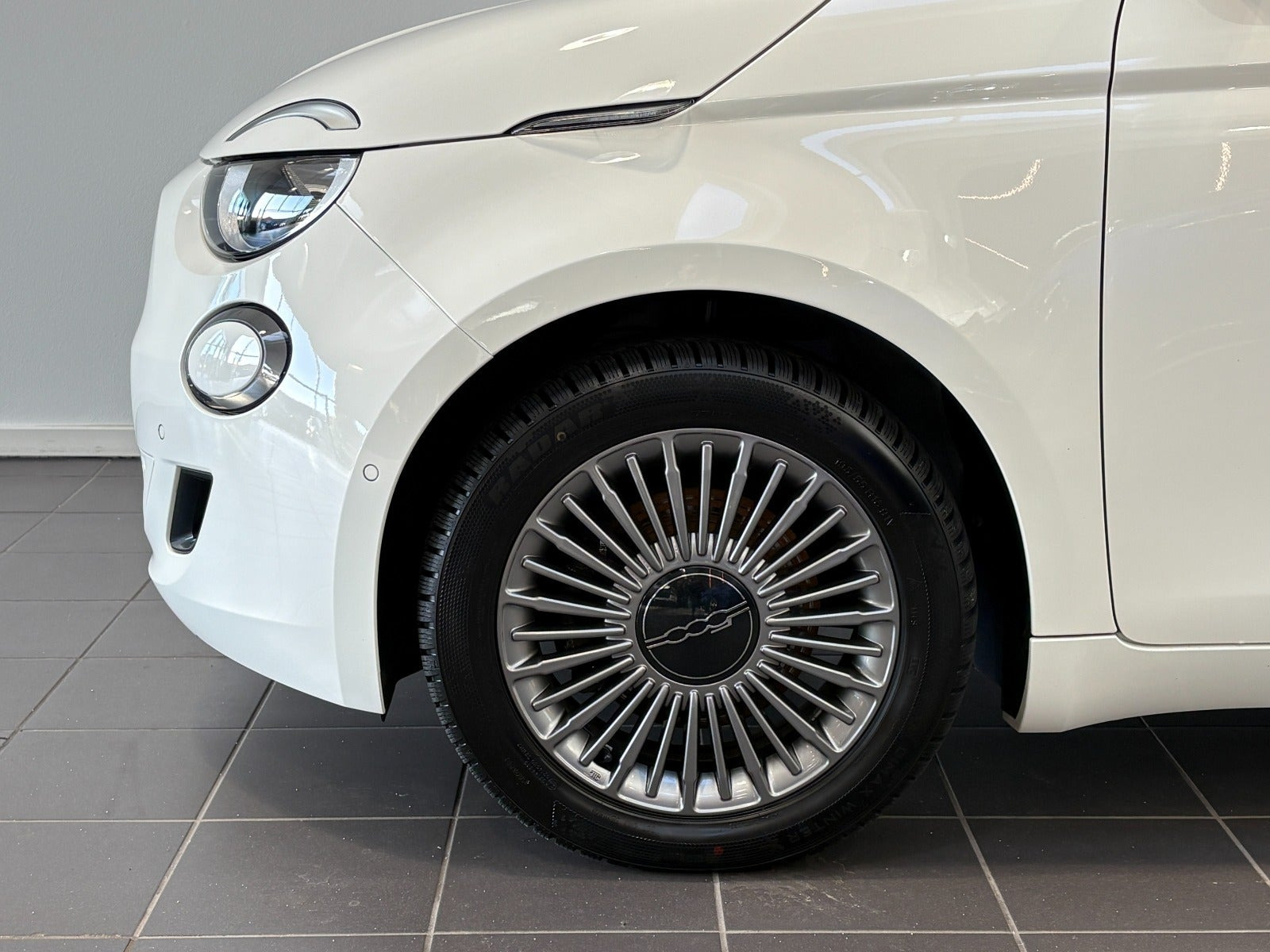 Hvid Fiat 500e fra 2024