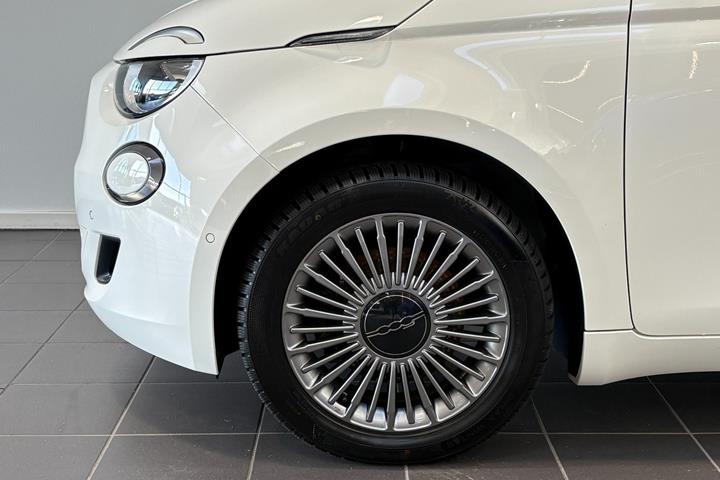Hvid Fiat 500e fra 2024