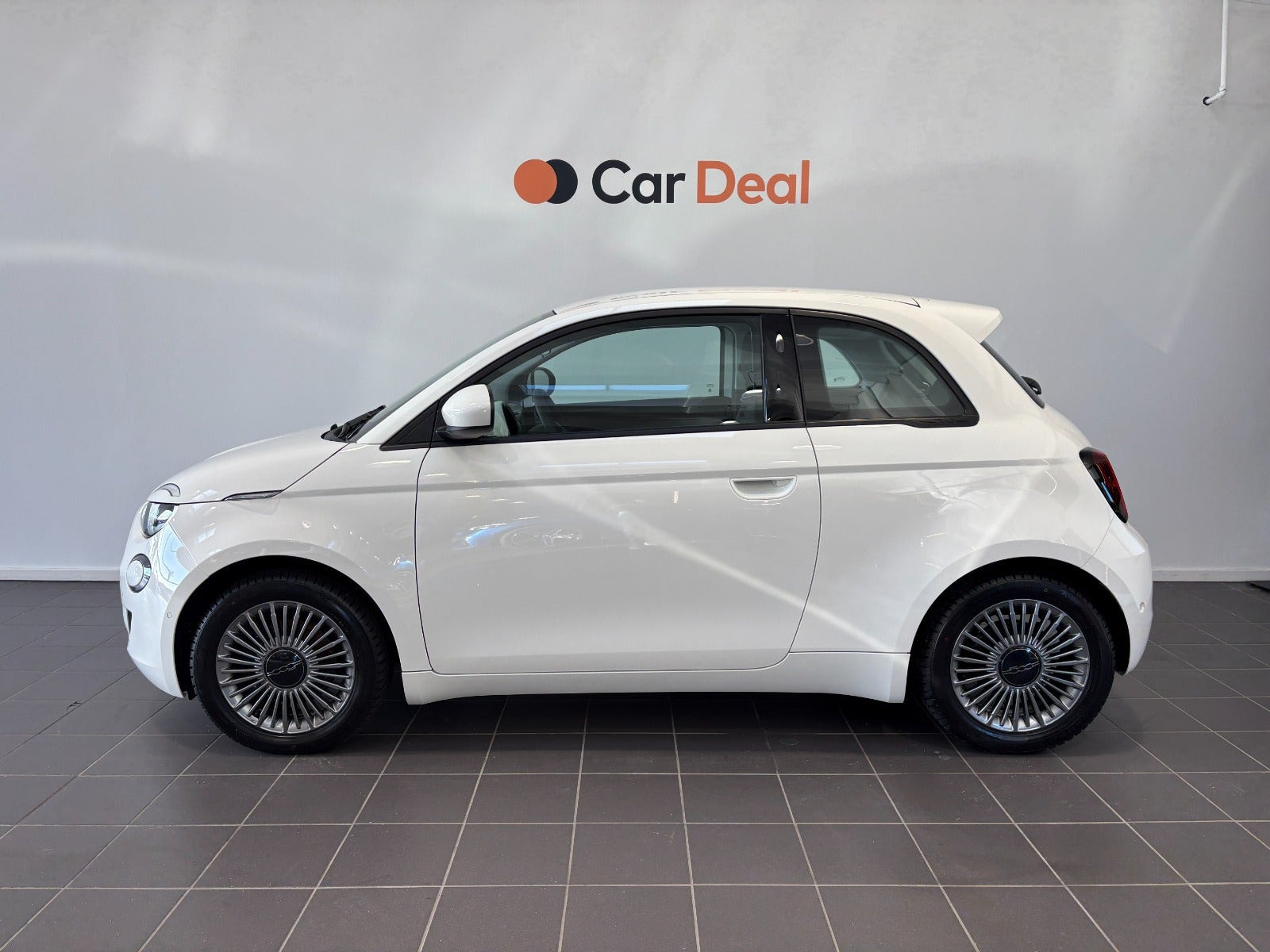 Hvid Fiat 500e fra 2024