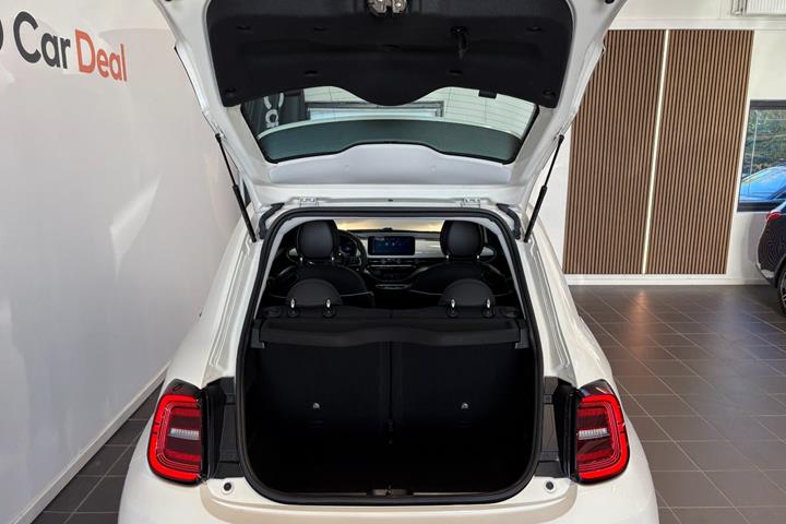 Hvid Fiat 500e fra 2024