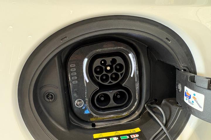 Hvid Fiat 500e fra 2024