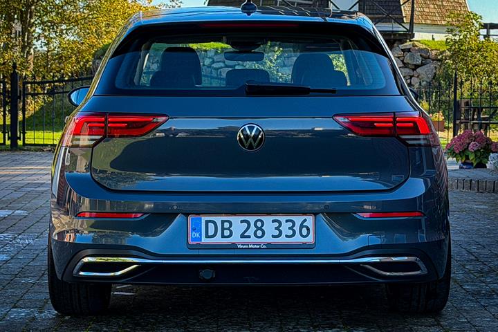 Grå VW Golf fra 2020