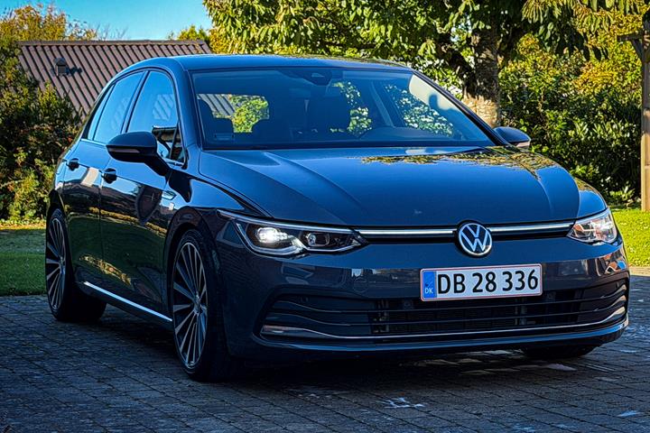 Grå VW Golf fra 2020