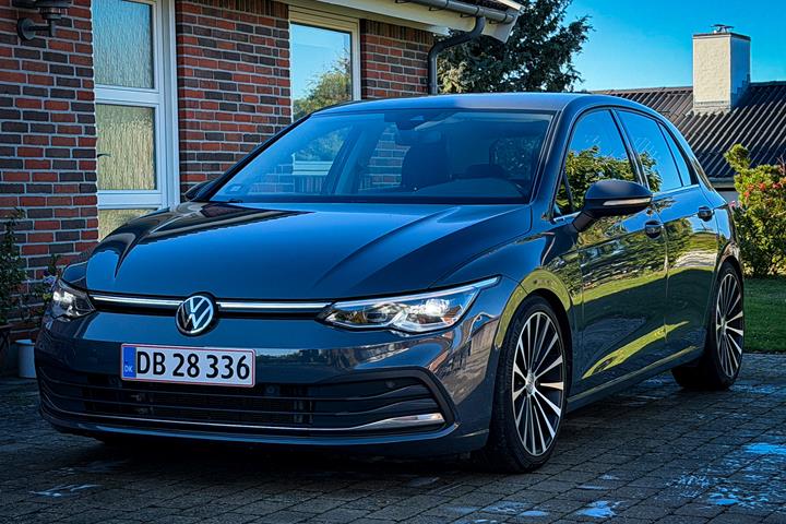 Grå VW Golf fra 2020