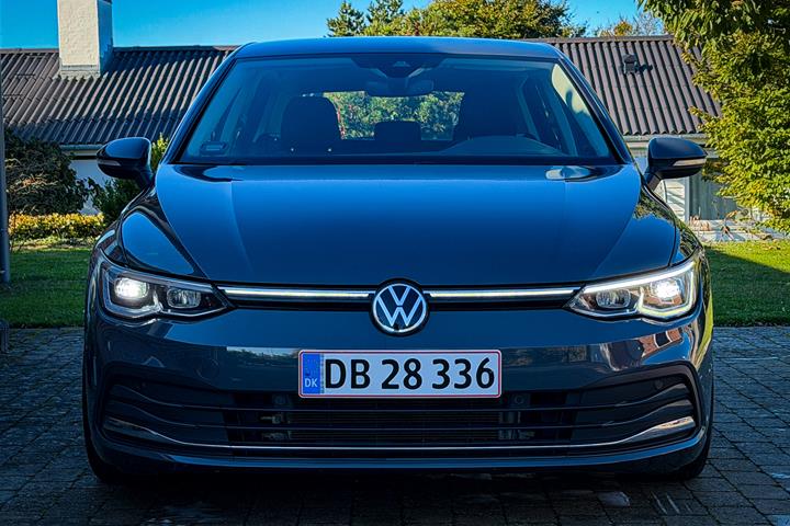 Grå VW Golf fra 2020