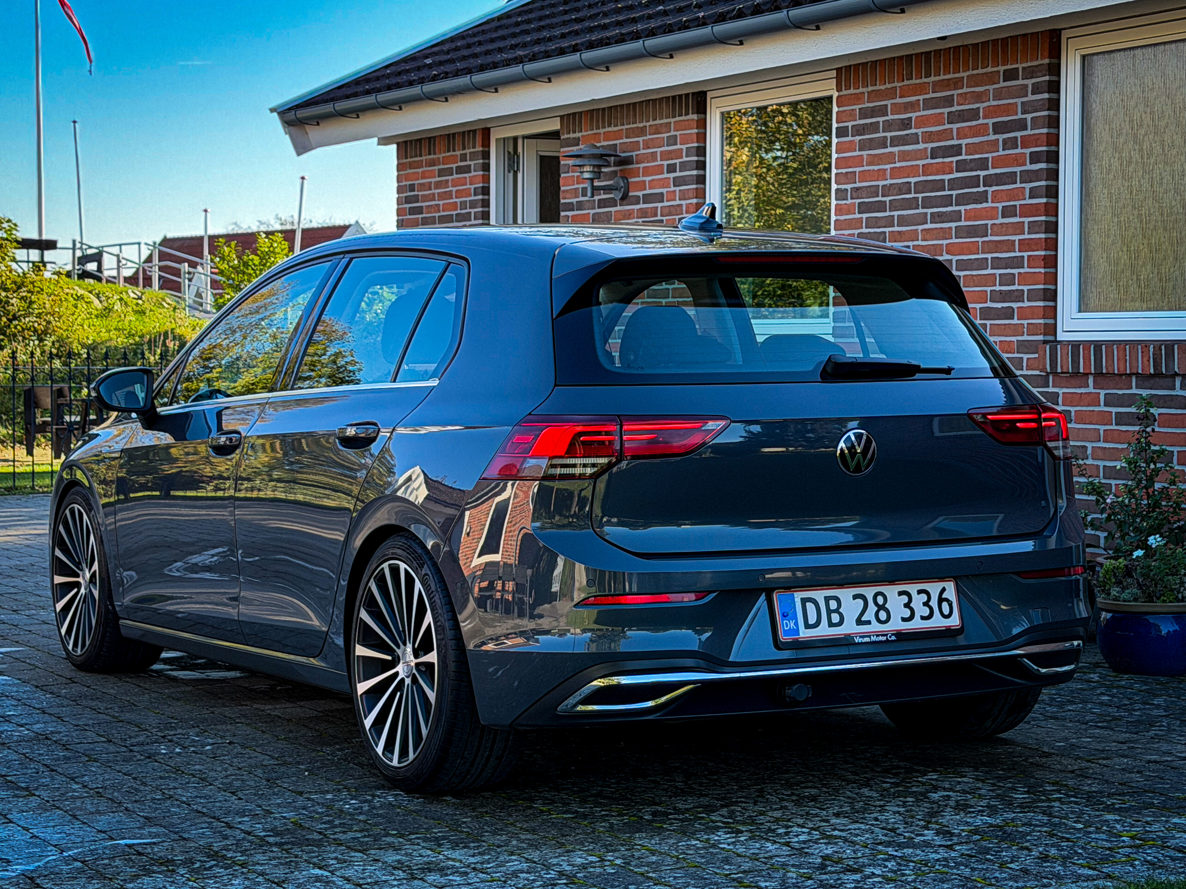 Grå VW Golf fra 2020