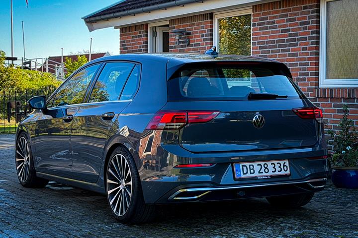 Grå VW Golf fra 2020