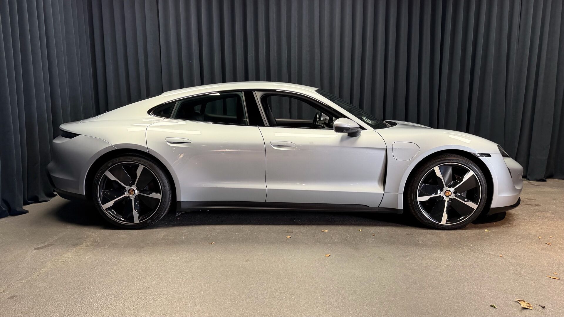 Grå Porsche Taycan fra 2023