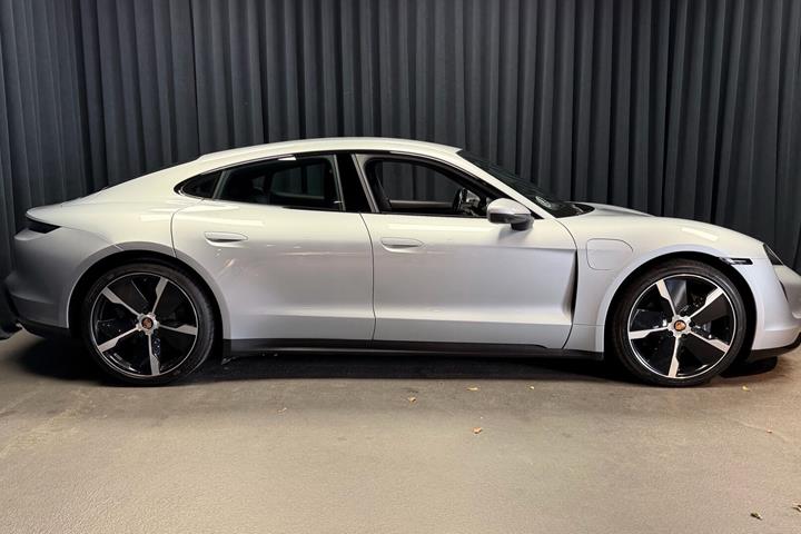 Grå Porsche Taycan fra 2023
