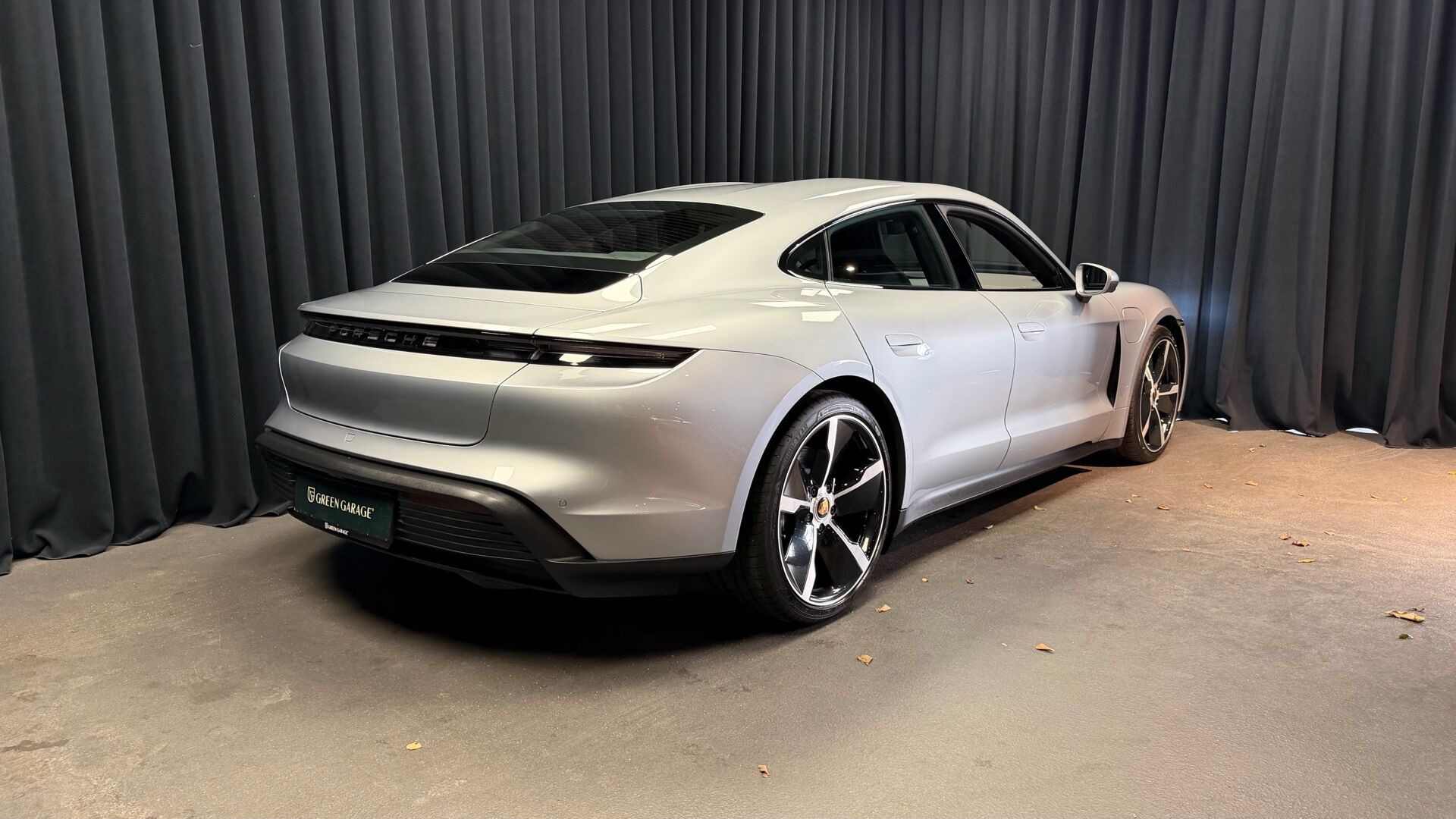 Grå Porsche Taycan fra 2023