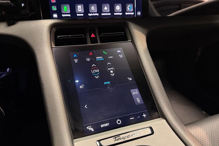 Grå Porsche Taycan fra 2023