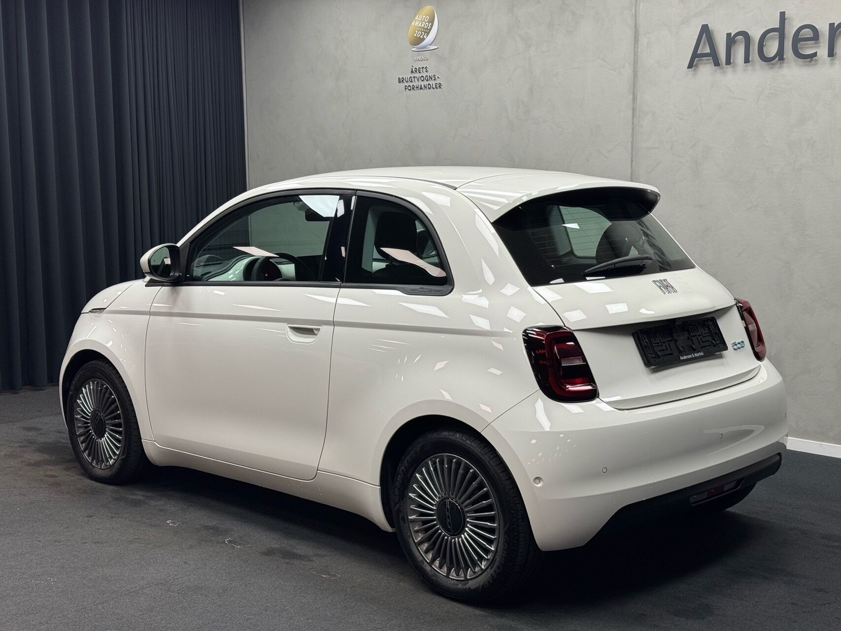 Hvid Fiat 500e fra 2023