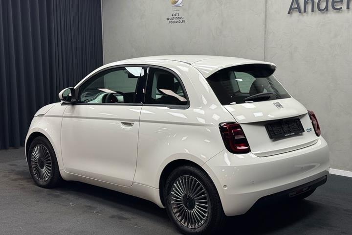 Hvid Fiat 500e fra 2023