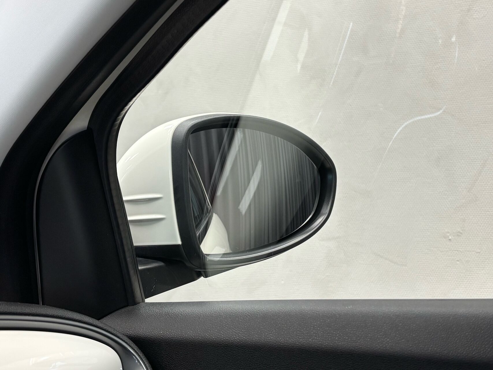 Hvid Fiat 500e fra 2023