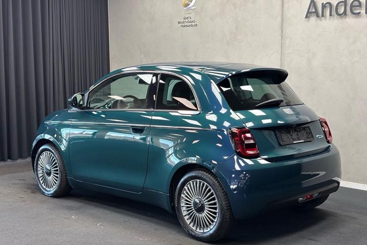 Grøn Fiat 500e fra 2023
