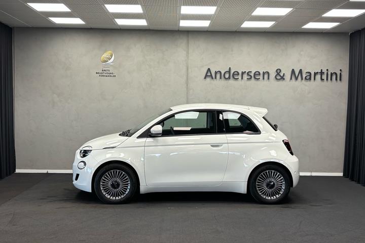 Hvid Fiat 500e fra 2023