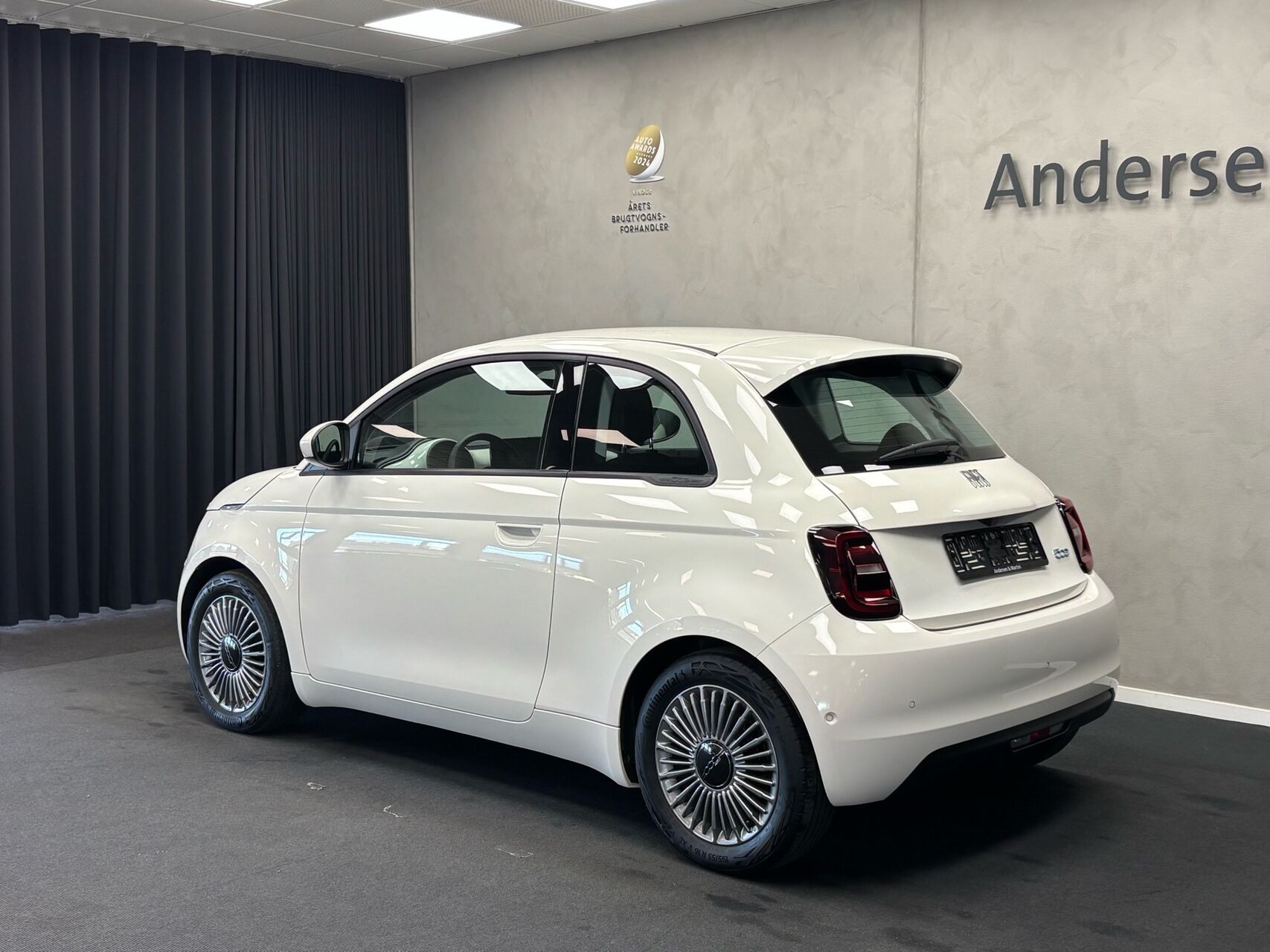 Hvid Fiat 500e fra 2023
