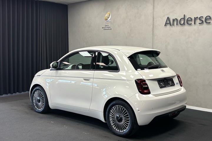 Hvid Fiat 500e fra 2023