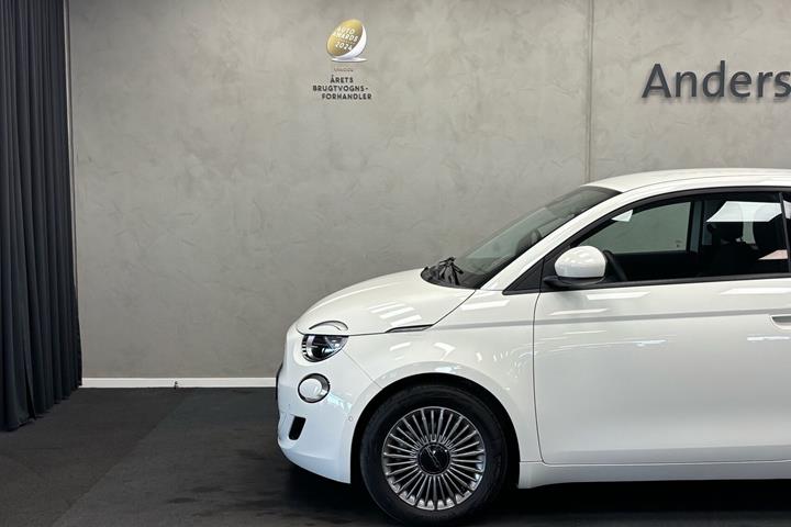 Hvid Fiat 500e fra 2023