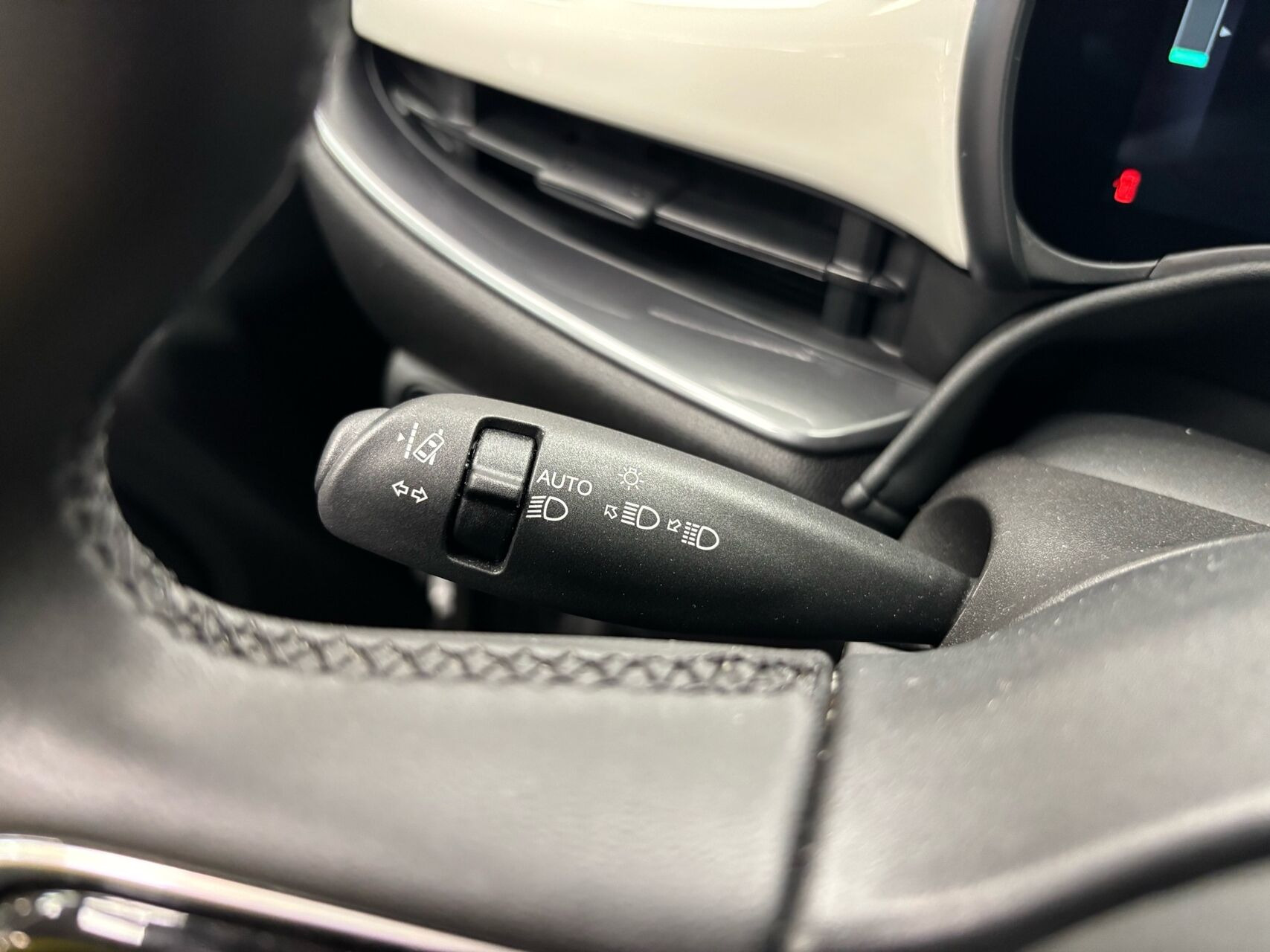 Hvid Fiat 500e fra 2023