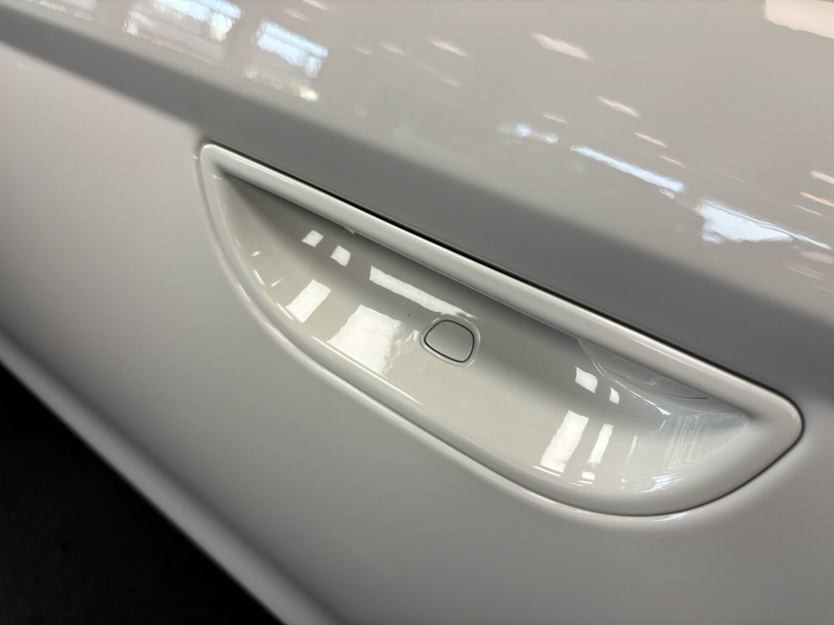 Hvid Fiat 500e fra 2023