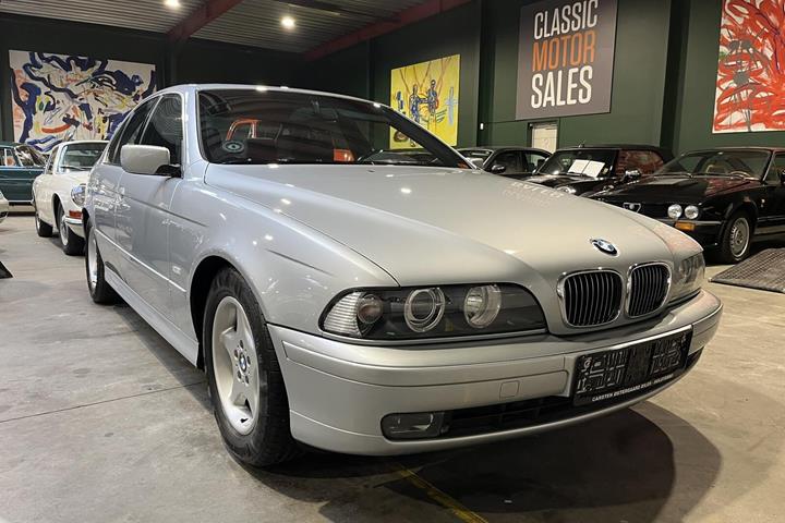 Sølv BMW 523i fra 1997