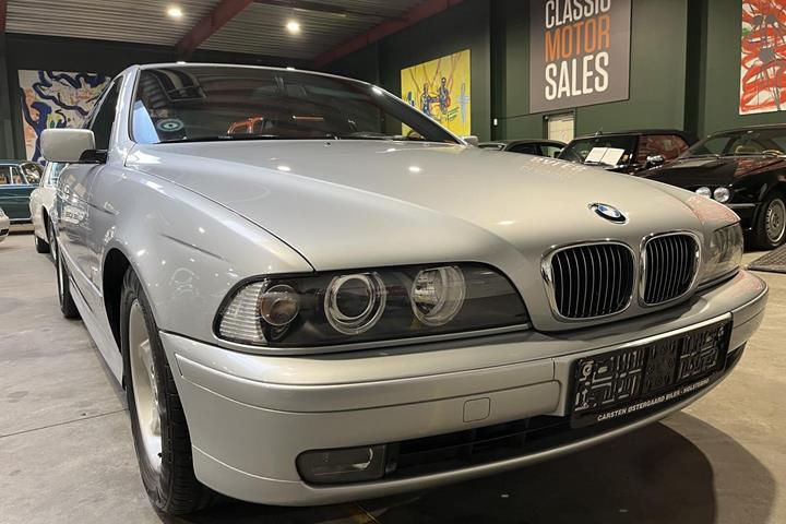 Sølv BMW 523i fra 1997